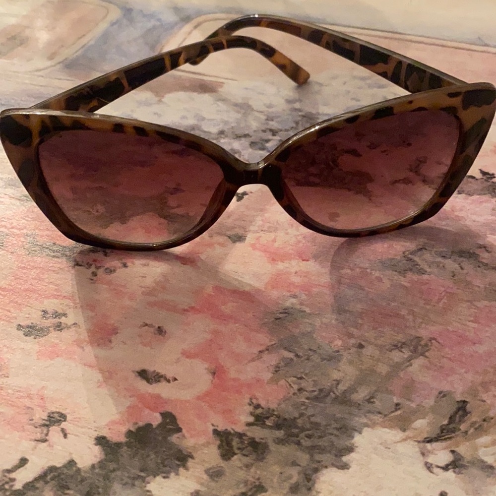 Tortoise shell framed brown lens sunglasses